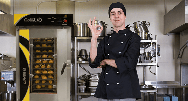 Chef aprobando las ventajas de los hornos de convección