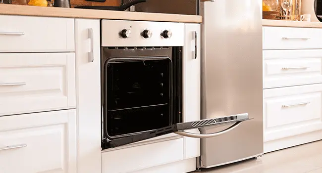 Horno convencional en una cocina integral