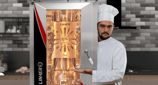 Chef avalando la eficiencia electrica de su horno de conveccion ideal