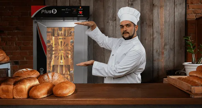 Chef verificando el tamaño del horno de conveccion ideal para la cocina de su panaderia