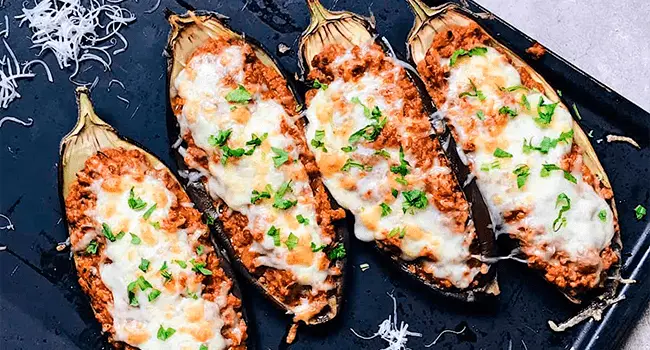 Berenjenas rellenas emplatada en una cocina