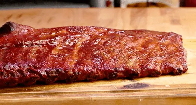 Costillas de cerdo a la barbacoa uno de los platos principales con hornos de convección sobre una tabla