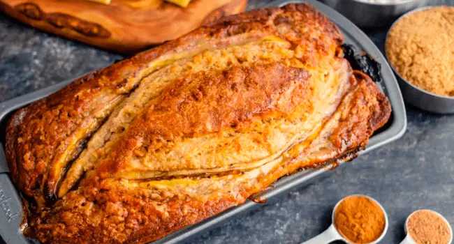 Pan recién horneado sobre un molde para pan