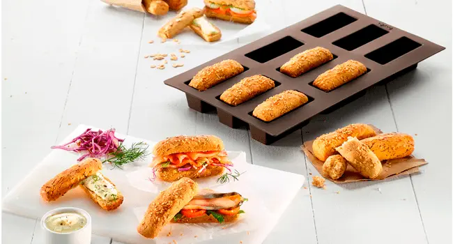 Panes recién sacados de los moldes de silicona y utilizados para formar emparedados