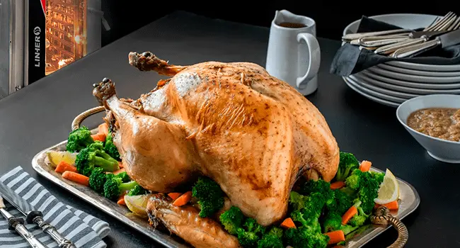 Pavo al horno uno de los platos principales con hornos de convección con relleno con verduras alrededor