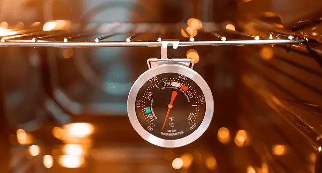 Termómetro para horno colocado en la rejilla de un horno de convección
