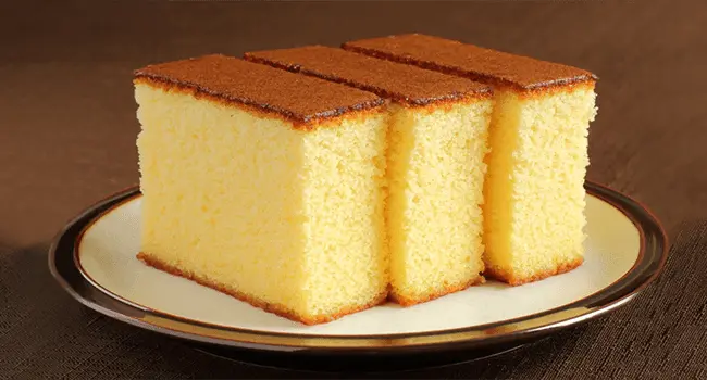 Bizcocho esponjoso de vainilla uno de los postres con hornos de convección servido en un plato