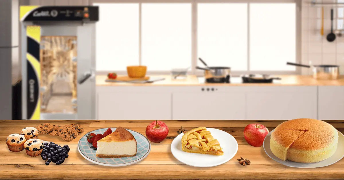 Conjunto postres con hornos de convección colocados sobre una mesa de cocina un horno de conveccion linher al fondo