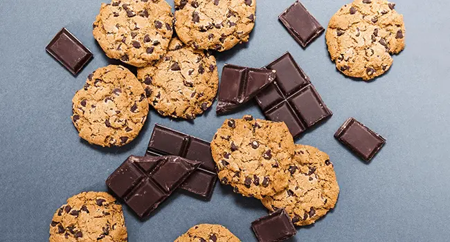 Galletas de chocolate uno de los postres con hornos de convección colocadas sobre una mesa de color gris