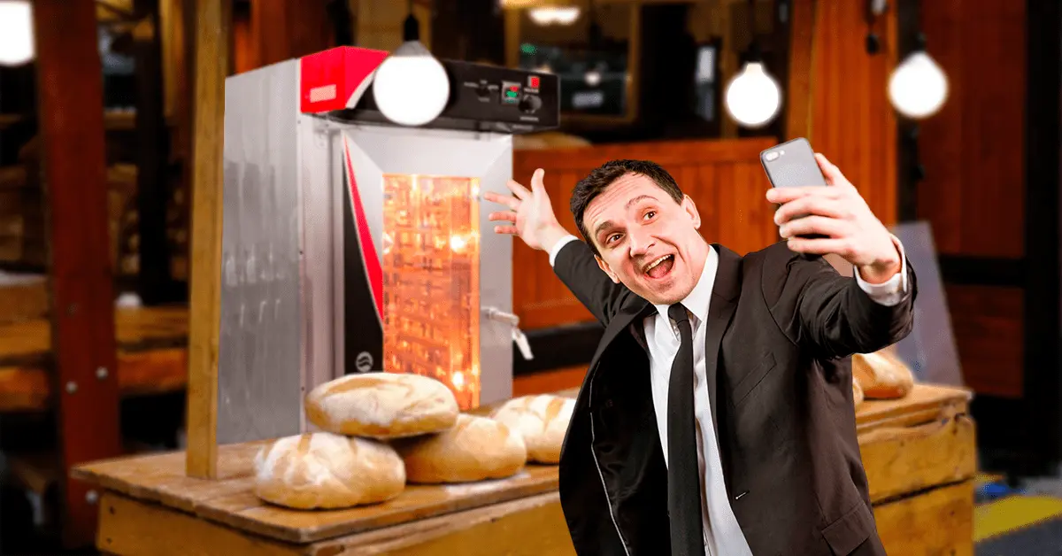 Hombre de negocios tomándose una selfie en un negocio de panadería
