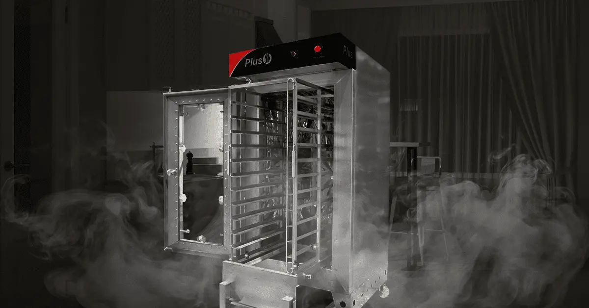 Horno de convección LINHER en una cocina oscura sacando vapor de agua de su interior