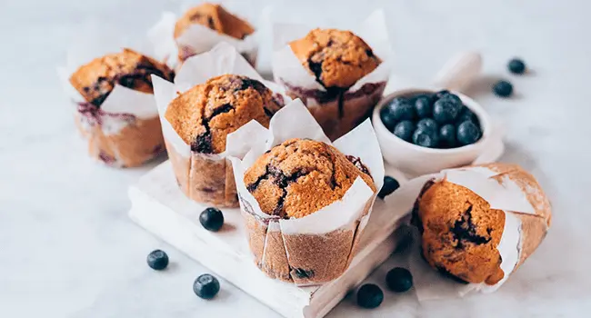 Muffins de arándanos uno de los postres con hornos de convección sobre una mesa