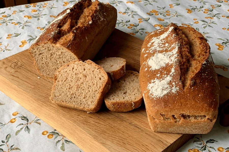 Pan de centeno y miel sobre una mesa de cocina