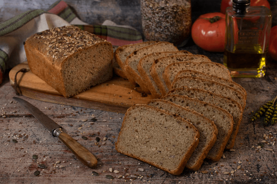 Pan integral con semillas en una tabla de cortar en una cocina