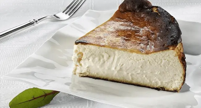 Pastel de queso uno de los postres con hornos de convección colocadas sobre un plato de porcelana
