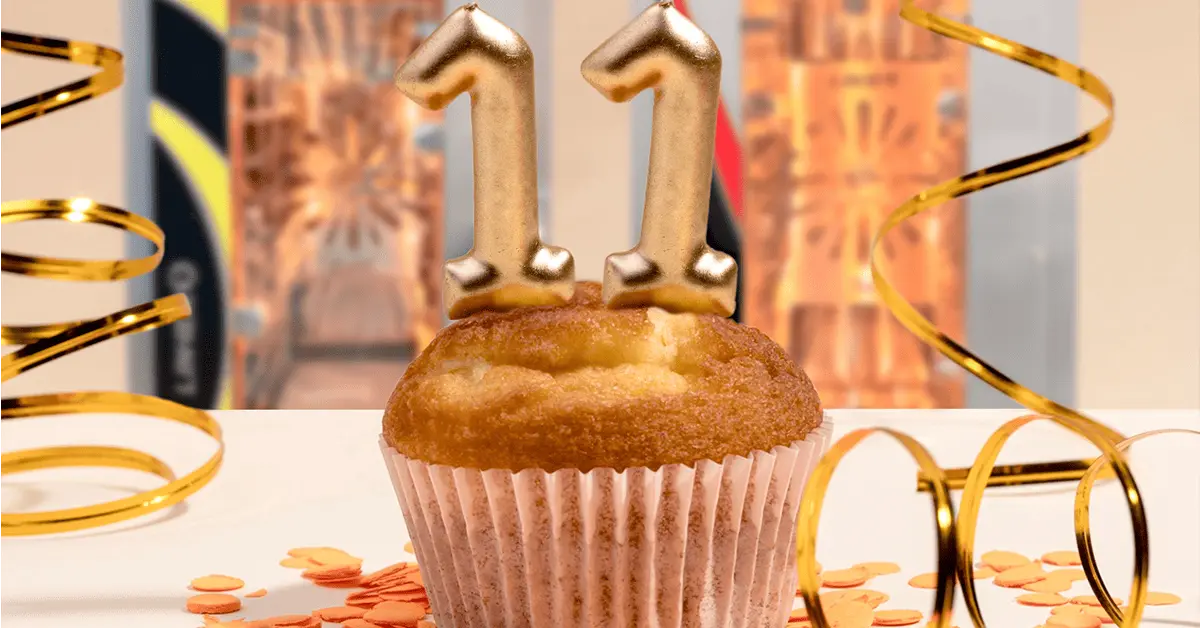 Pastelito con velas de 11 aniversario con hornos de convección LINHER al fondo