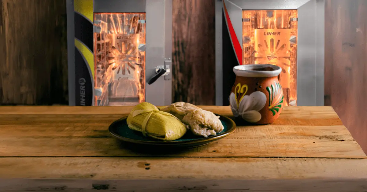 Mesa con tamales con hornos de convección LINHER al fondo