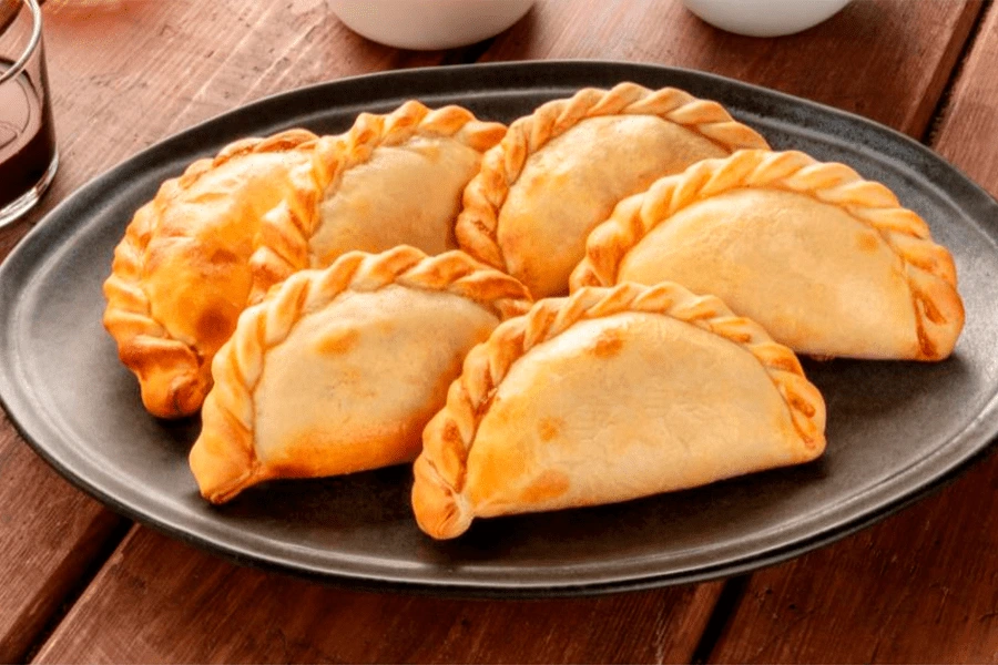 Charola con empanadas argentinas en una cocina casera