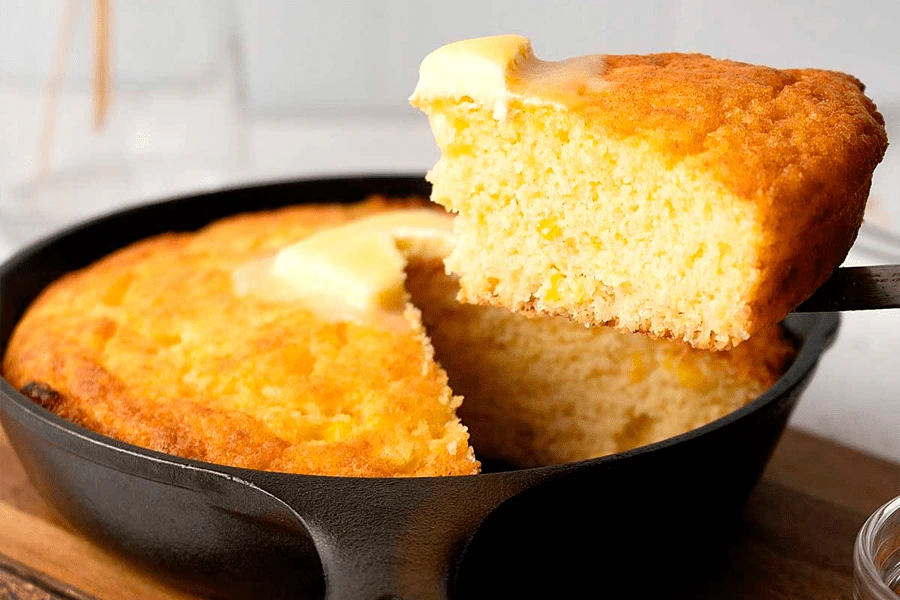 Pan de maíz en una sartén en una cocina casera