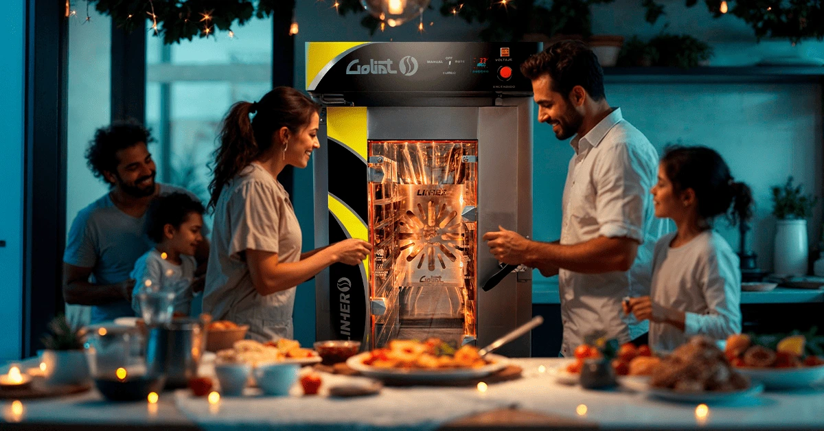Familia mexicana disfrutando una cena de fin de año, con un horno de convección LINHER Goliat al fondo