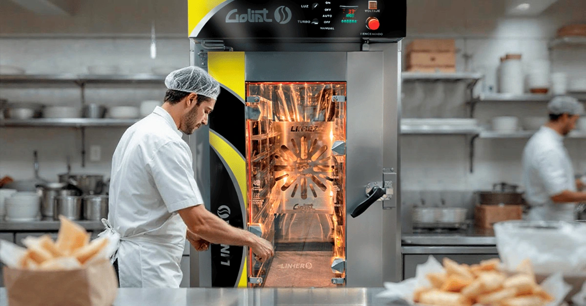 Una panadero utilizando un horno de convección LINHER Goliat para hornear tamales.